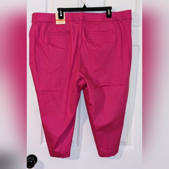 St. John's Bay Secretly Slender Mid Rise Plus Capris Pink Size 24W NWT - Picture 4 of 11